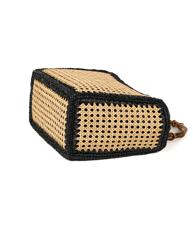Borsa a secchiello in rattan e rafia con manico in bambù