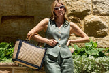 Borsa a secchiello in rattan e rafia con manico in bambù