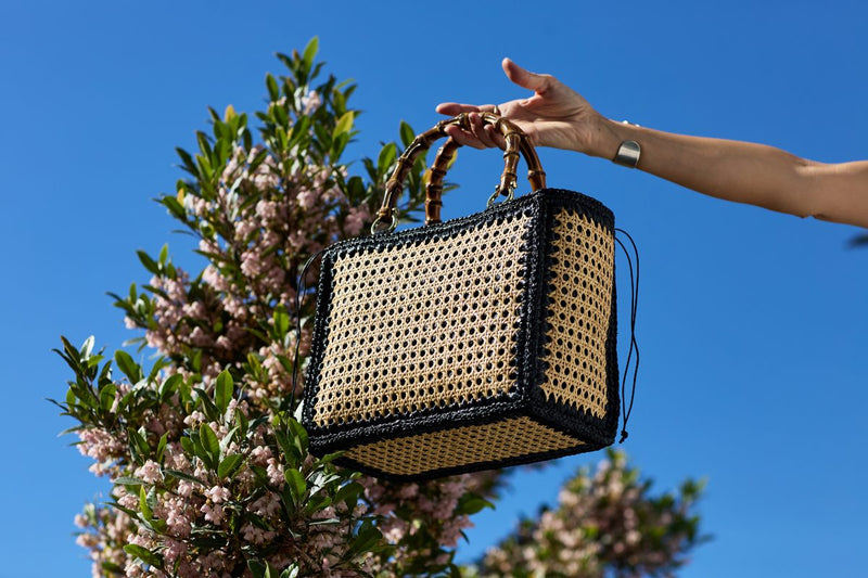 Borsa a secchiello in rattan e rafia con manico in bambù